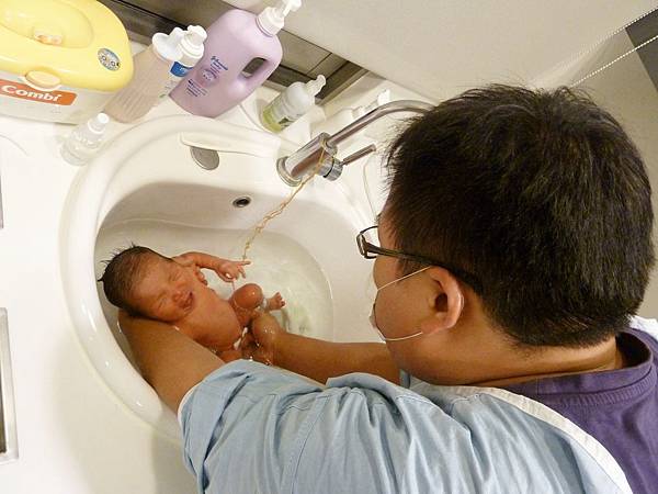 在医院内练习帮新生儿洗澡肚脐清理|小米|妈咪