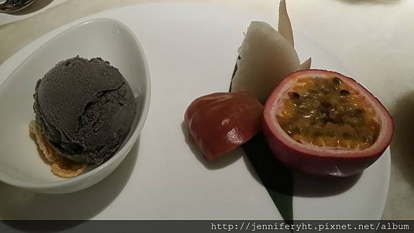 甜點-芝麻冰淇淋和水果 甜點-芝麻冰淇淋和水果