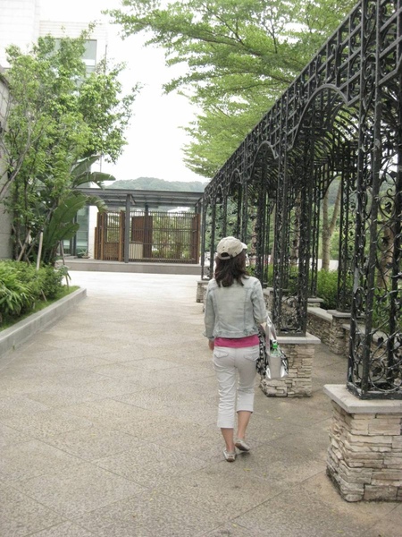 往香榭館走 往香榭館走