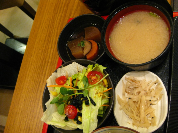 定食附的小菜、味噌湯、沙拉 定食附的小菜、味噌湯、沙拉