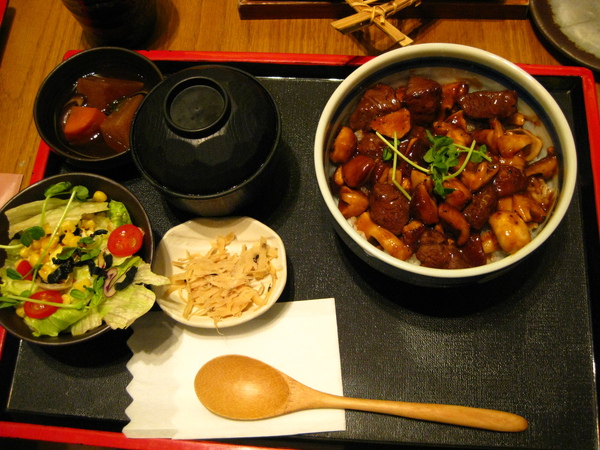 菲力牛肉丼定食 菲力牛肉丼定食