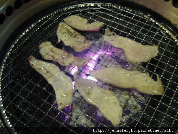 為什麼肉眼看起來是紅色的炭,拍照卻變成紫色呢 為什麼肉眼看起來是紅色的炭,拍照卻變成紫色呢?