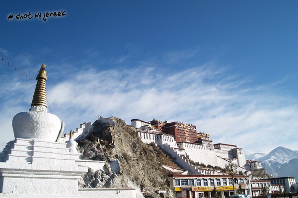 藥王山突起處白塔與布達拉宮 藥王山突起處白塔與布達拉宮