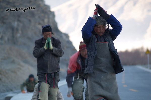 沿路磕長頭的人 沿路磕長頭的人