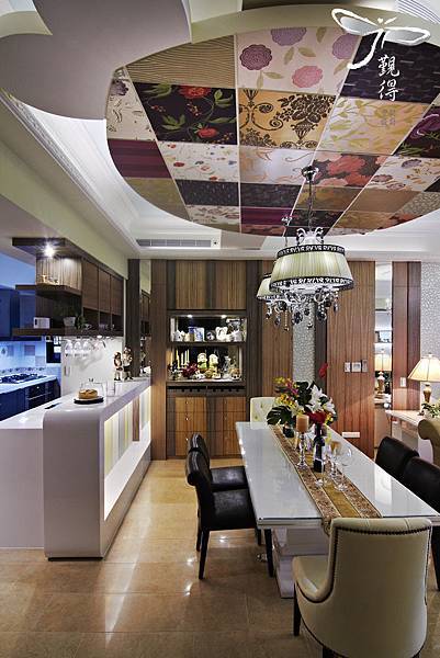 壁紙的混搭在天花上飛舞