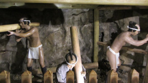 土肥金山坑道內展示