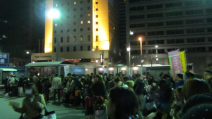 等的搭夜巴的人群