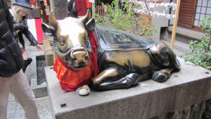 錦天滿宮內的黑牛塑像