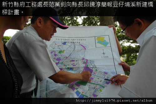 [竹北] 新竹縣長邱鏡淳勘查豆仔埔溪新建橋樑計畫現地 2011-06-10 01.JPG