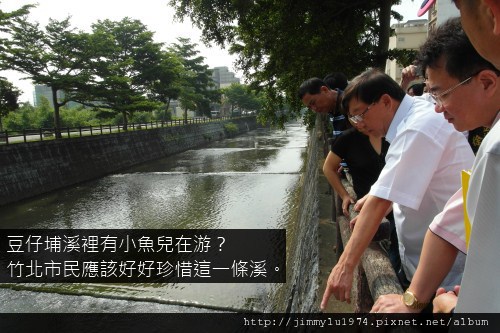 [竹北] 新竹縣長邱鏡淳勘查豆仔埔溪新建橋樑計畫現地 2011-06-10 07.JPG