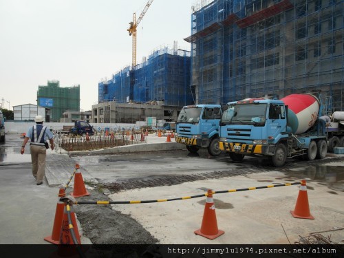 [竹北] 達麗建設「世界之窗」結構體初探：隔震層 2011-09-09 001.jpg