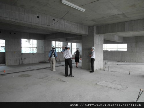 [竹北] 達麗建設「世界之窗」結構體初探：隔震層 2011-09-09 011.jpg