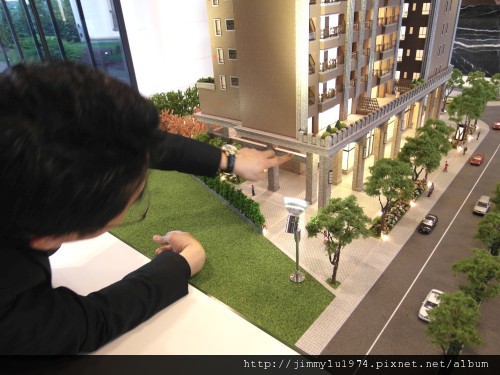 03 吳永裕對尺度、比例等細節拿捏精準，講述作品如數家珍。