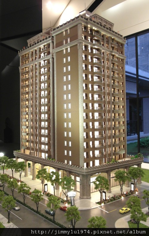 05 「寬隆敦和大廈」堪稱竹北高鐵車站前地標建築。