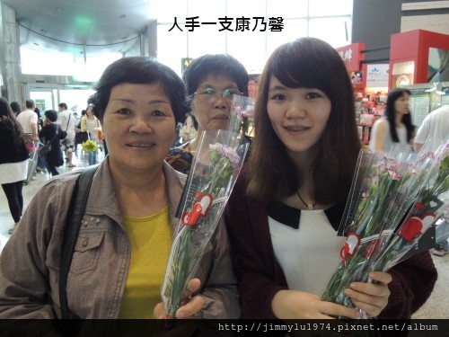 [竹北]【總是愛媽媽】總太送康乃馨給媽媽活動 2013-05-11 012