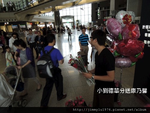 [竹北]【總是愛媽媽】總太送康乃馨給媽媽活動 2013-05-11 014