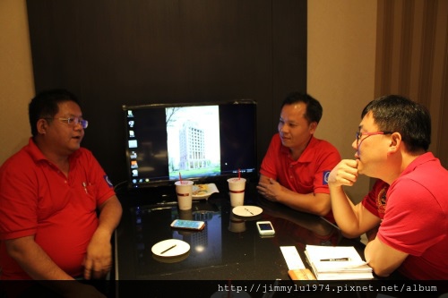 冠軍城心。左為總經理宋裕榮，右為董事長黃志民