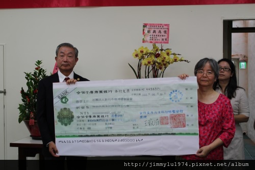 日本扶輪社代表Sugiura主委致贈贊助款