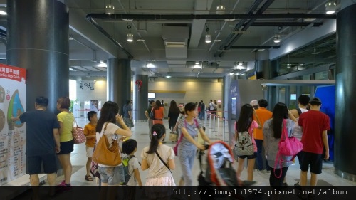 03 世博台灣館內逛街人潮 03 世博台灣館內逛街人潮