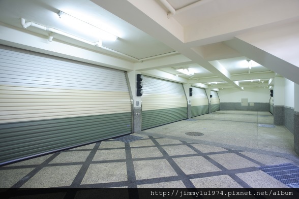 [新竹民富] 泓業建設「御極」(電梯透天)業績實景2014-10-08 003 車道空間