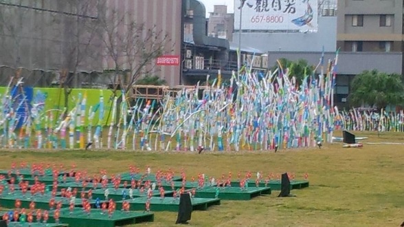 [竹北高鐵] 鉅虹建設+惠友建設「森美」(大樓)2014-12-23 024 森美大地藝術季(來源：新竹縣政府網站)