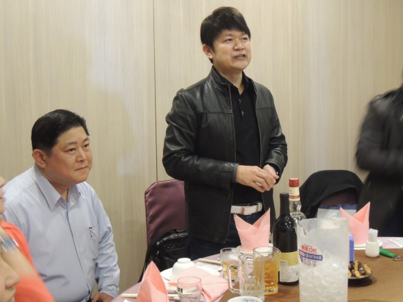 新竹市代銷公會理事長徐勝國，左為副理事長王秉逸