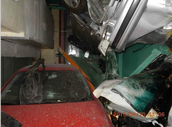 圖為地震後汽車塔的汽車被震塌，壓垮其它車輛。照片來源台北市消防局