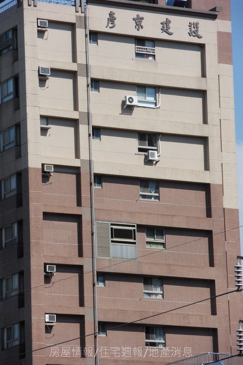 台中半日遊51進化路旁-彥京建設大樓.JPG