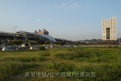 高鐵新竹站與「惠友遠見」 10-1126.JPG