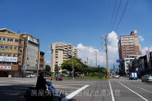 台中半日遊50進化路旁.JPG