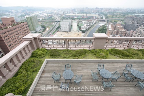 中鈞建設「中悅帝寶」61 31F空中庭園.JPG