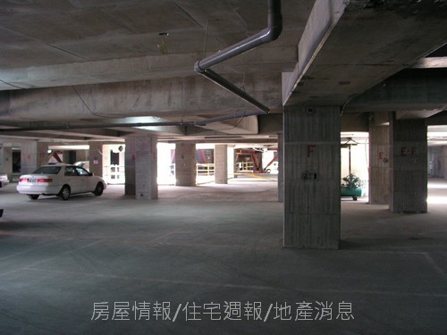 宏盛建設「帝寶」12施工中的地下室停車場03-0907.jpg