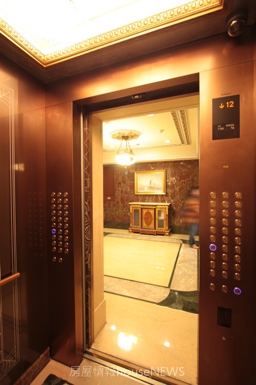 中鈞建設「中悅帝寶」100 電梯內部.JPG