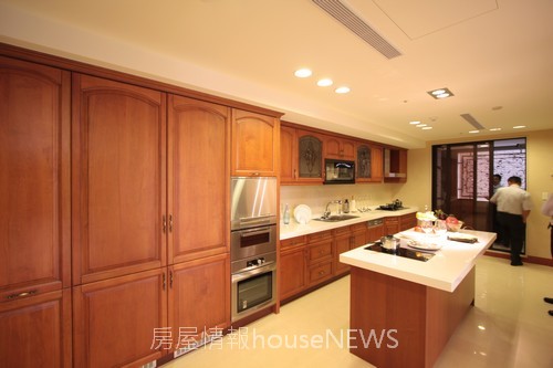 中鈞建設「中悅帝寶」74 12F實品屋.JPG