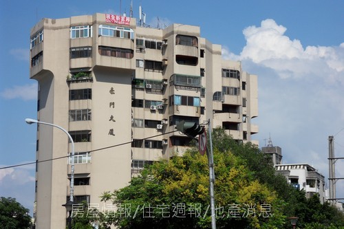 台中半日遊52進化路旁-豪門大廈.JPG