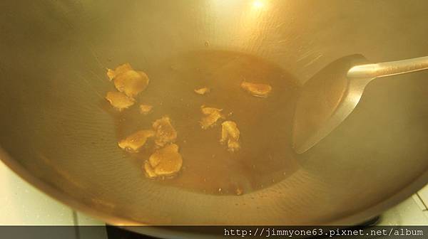 02薑片下鍋爆香.jpg 02薑片下鍋爆香.jpg