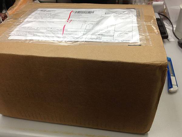 紙箱看起來不算大，一開始我還以為裡面裝的只有加購的配件而已。