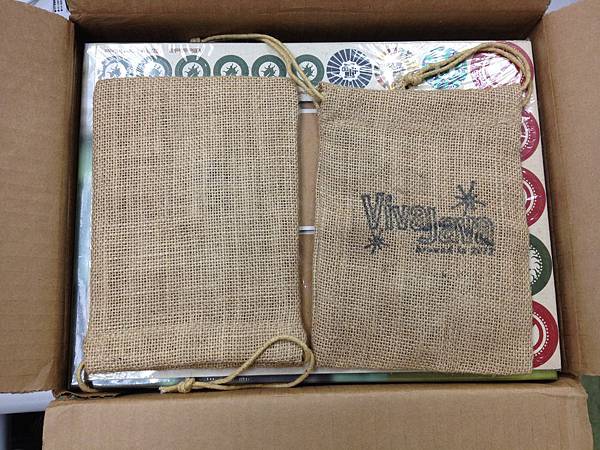 一打開來，最上面放的是好像是遊戲中用來裝咖啡豆token的麻布袋。