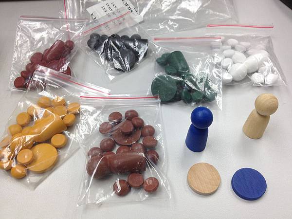 8種顏色的人物token和咖啡豆等。