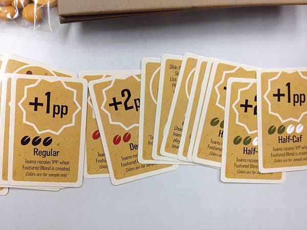 另外的這疊小牌，應該畫的是咖啡豆種類吧。