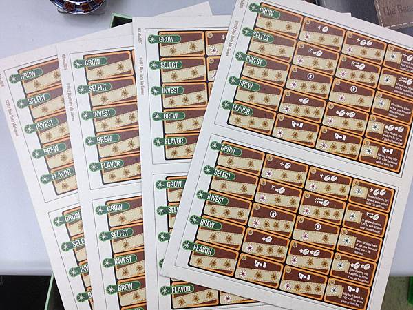 遊戲支援到8人，所以有8片玩家圖板。