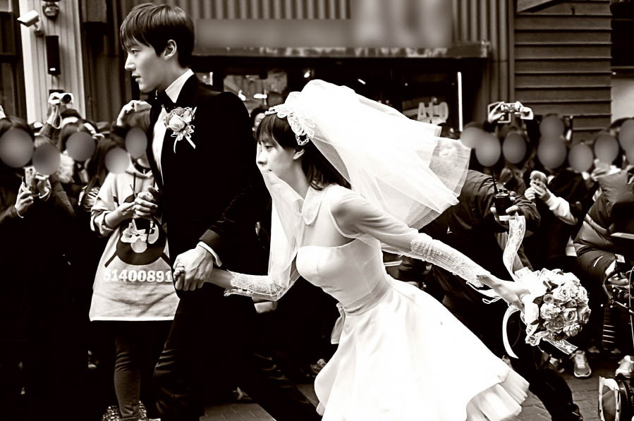 《急診男女》公開劇照 宋智孝穿婚紗與崔振赫街頭狂奔 _2 《急診男女》公開劇照 宋智孝穿婚紗與崔振赫街頭狂奔 _2