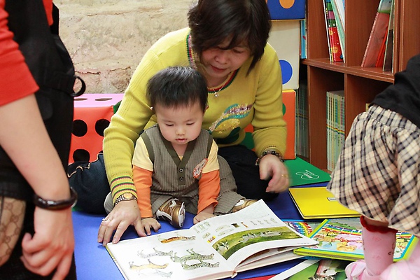 有認真喔~阿媽的聲音有吸引強強注意喔! IMG_6989.JPG