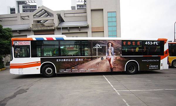 2011春夏公車廣告2