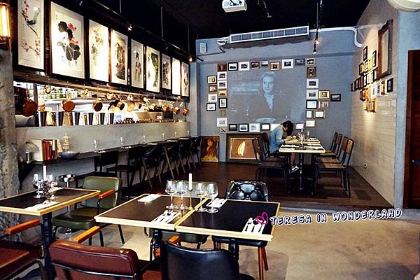 用餐前,服務生會先詢問要來點開水、還是氣泡水 法國Perrier 氣泡天然礦泉水 $100 當天打頭陣登場的烤蔬菜沙拉 $320 以綠捲鬚萵苣及紅捲鬚萵苣鋪底,再加入烤過的小玉米、蘆筍、筊白筍、蘿蔔、小蕃茄等蔬菜,最後淋上油醋醬 蔬菜以橄欖油、鹽拌勻後再烤,烤過的蔬菜,除了吃起來更有質地外,本身的鮮甜更是完美鎖在裏頭 沙拉裡頭加了堅果仁增添口感,店家特調的油醋醬更有畫龍點睛的提味效果,整盤沙拉實在開胃!