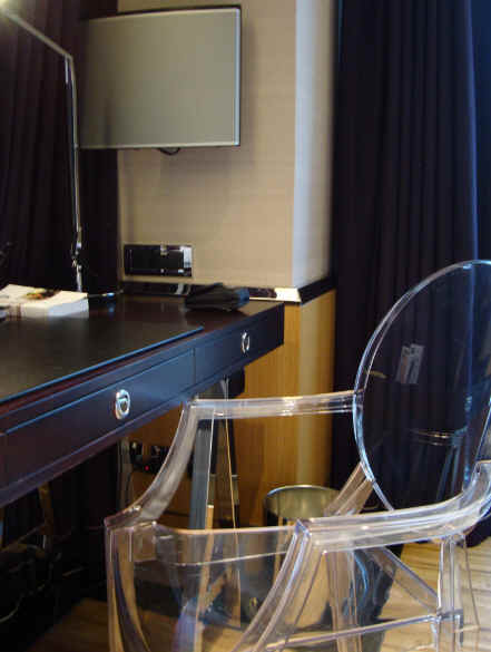 Philppe Starck大師設計的透明PC塑料椅.jpg