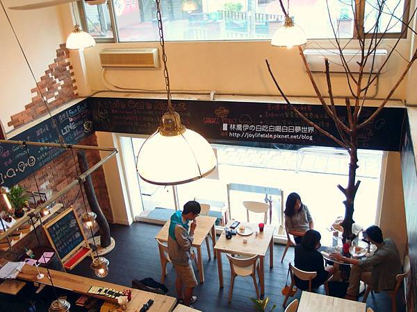 二樓挑高落地窗