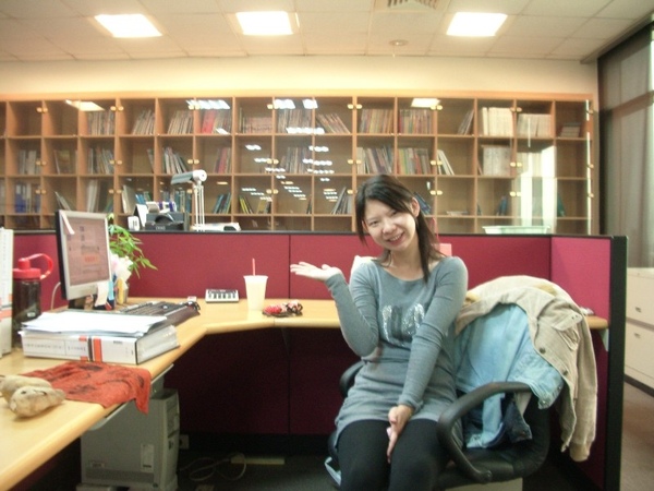 無奈的笑..不喜歡開放式office呀.. 無奈的笑..不喜歡開放式office呀..