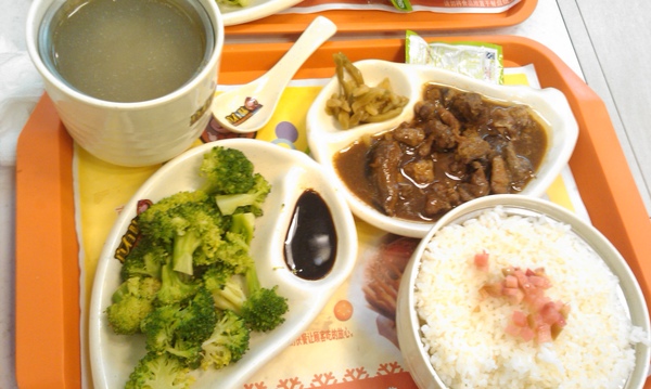 Day4_晚餐吃陸式簡餐..依舊很鹹..>"< Day4_晚餐吃陸式簡餐..依舊很鹹..>"<