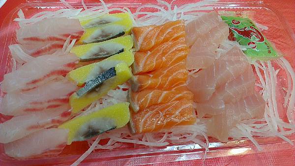 我們外帶生魚片這盒兩百